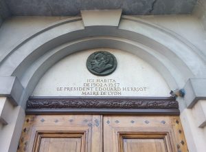 Plaque commémorant le lieu d'habitation du président Edouard Herriot, au 1 cours d'Herbouville, le long des quais du Rhône à Lyon