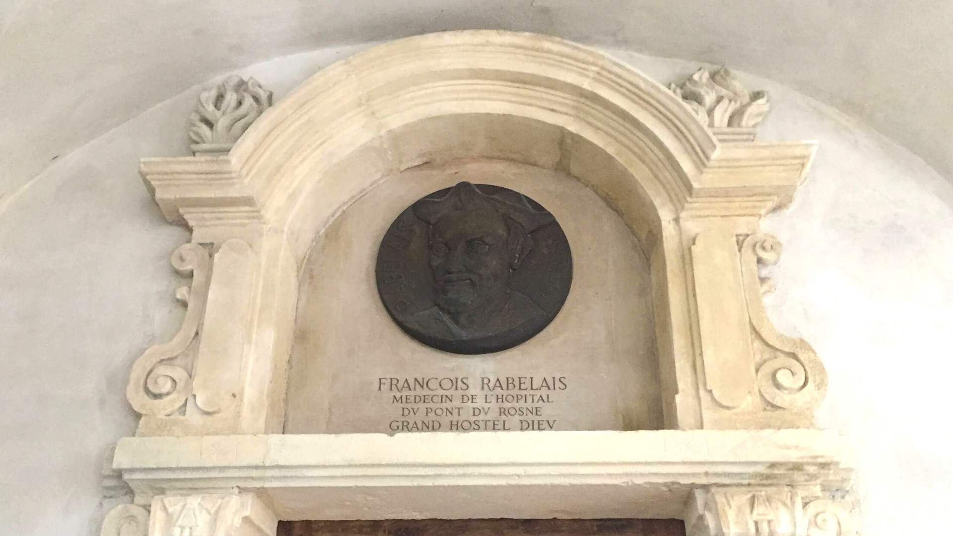 Portrait de François Rabelais dans le grand cloître de l'hôtel-dieu