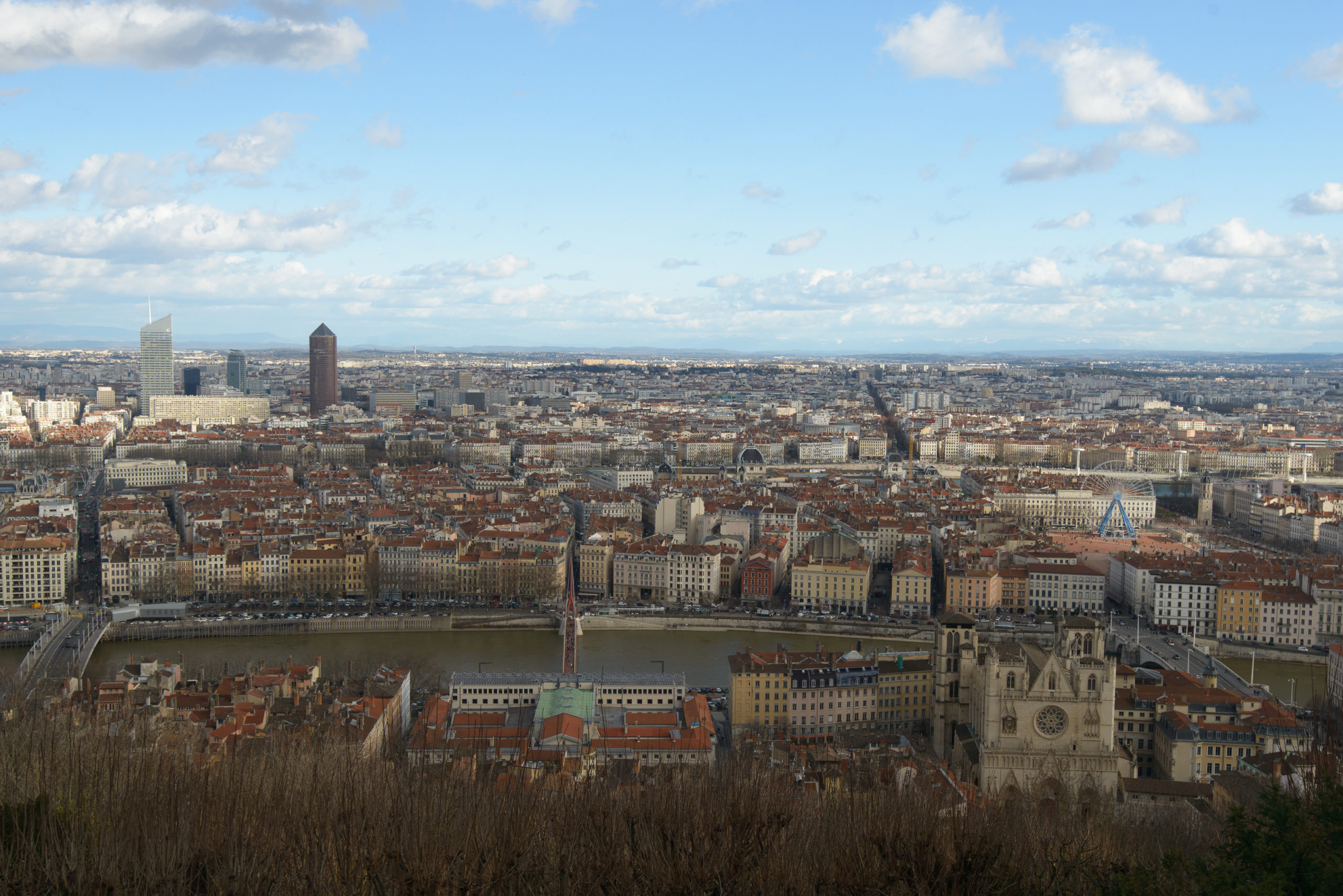 Vue de Lyon depuis la colline de Fourvière. Au premier plan la Cathédrale Saint-Jean et le vieux-Lyon puis la Saône, la presqu'île, et au loin l'Est Lyonnais.